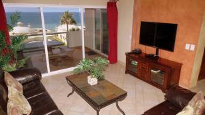 ein Wohnzimmer mit Sofa und Fernseher in der Unterkunft Las Palmas Resort Rocky Point Mexico in Campo del Medio