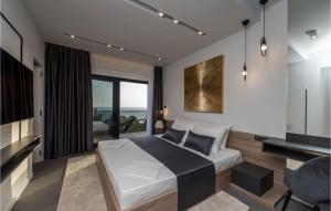Posteľ alebo postele v izbe v ubytovaní Cozy Home In Lun With Sauna