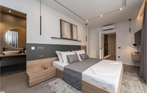 Posteľ alebo postele v izbe v ubytovaní Cozy Home In Lun With Sauna