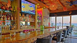 eine Bar mit vielen Flaschen Alkohol in der Unterkunft Las Palmas Resort Rocky Point Mexico in Campo del Medio