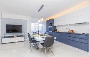 Η κουζίνα ή μικρή κουζίνα στο Cozy Home In Malinska