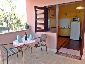 Kuchyňa alebo kuchynka v ubytovaní Apartments in Starigrad-Paklenica 41707