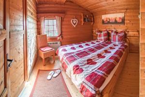 Un dormitorio con una cama grande en una cabaña de madera. en Schwedenhaus Waldkauz, en Bömighausen 22 fotos más
