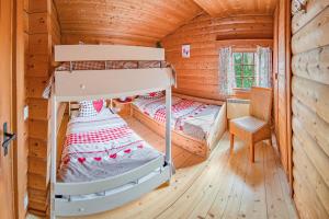 Un dormitorio con dos literas en una cabaña. en Schwedenhaus Waldkauz, en Bömighausen
