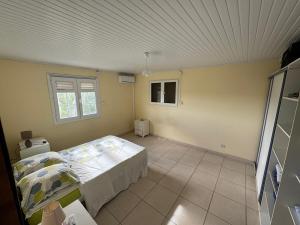 Postelja oz. postelje v sobi nastanitve Maison typique au calme avec vue