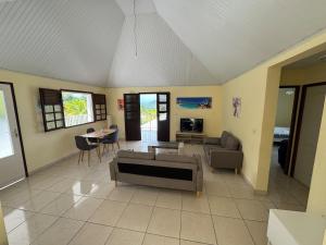 TV in/ali zabaviščno središče v nastanitvi Maison typique au calme avec vue