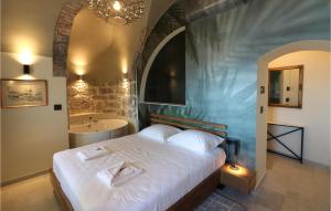 オパティヤにあるAwesome Apartment In Opatija With Wifiのベッドと浴槽と洗面台のある寝室