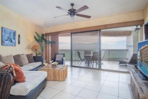 un soggiorno con un divano e un ventilatore a soffitto di Sonoran Sun a Puerto Peñasco