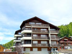 un condominio con tetto a foglia d’azzardo di Bright apartment close to center a Grächen Altre 2 foto