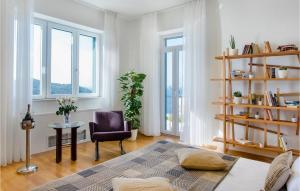 ドゥブロヴニクにあるVilla Paulinaの椅子とテーブルと窓のあるリビングルーム