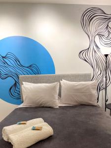 a bedroom with a bed with a painting on the wall at Studio Mauá 705 in Rio de Janeiro