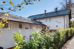 una casa blanca con techo gris en Apartment Todtmoos 4, en Todtmoos