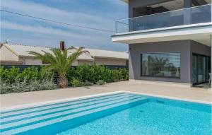 une maison avec une piscine devant une maison dans l'établissement Villa Gabrijela Kastelir, à Kaštelir