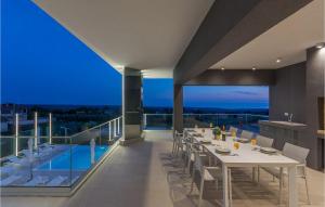 une salle à manger avec une table sur le balcon dans l'établissement Villa Gabrijela Kastelir, à Kaštelir 43 autres photos