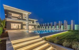 une maison avec une piscine devant dans l'établissement Villa Gabrijela Kastelir, à Kaštelir