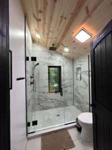 Et badeværelse på Dollys Mountain Retreat - Brand New