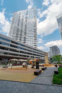 Un gran edificio con un parque enfrente. en Downtown apartment in the heart of the new city center, 4 persons, parking, en Bratislava