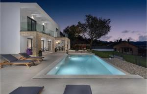 マトゥリにあるVilla Askim Prestige Ariaの家の裏庭にあるプール