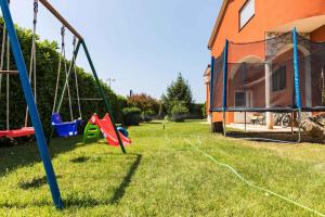 Ein Kinderspielbereich in der Unterkunft Apartment Pula 6