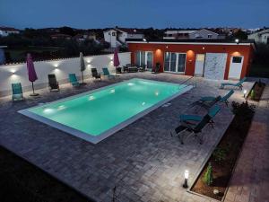 Der Swimmingpool an oder in der Nähe von Apartment Pula 6