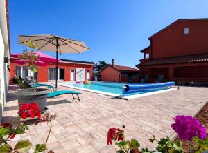 Der Swimmingpool an oder in der Nähe von Apartment Pula 6