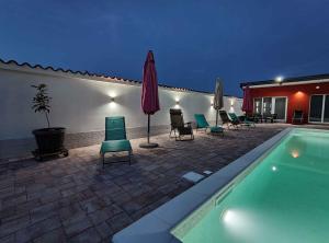 Der Swimmingpool an oder in der Nähe von Apartment Pula 6