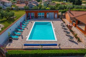 Der Swimmingpool an oder in der Nähe von Apartment Pula 6