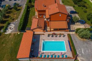 Der Swimmingpool an oder in der Nähe von Apartment Pula 6