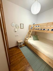 1 dormitorio con 2 literas y lámpara en Apartamento a Un Paso de la Playa de Tapia, en Tapia de Casariego