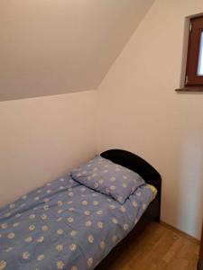 Ένα ή περισσότερα κρεβάτια σε δωμάτιο στο Holiday home in Otocec Kranjska Krain 26062