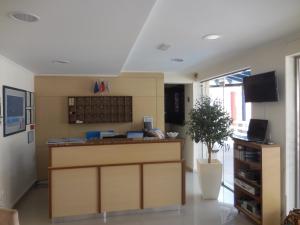 um lobby de escritório com um balcão e uma planta em Hotel Venus em Fourka
