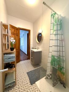 un baño con ducha y lavabo en Apartamento a Un Paso de la Playa de Tapia, en Tapia de Casariego 1 foto más