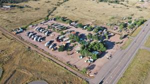 卡农城Mountain View RV Resort, Cabins & Glamping的路边停车场的空中景色 更多15张照片
