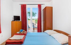 Postel nebo postele na pokoji v ubytování Gorgeous Apartment In Baska Voda