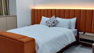 a bedroom with a large bed with white sheets and pillows at Studio Marzouga in Deroua