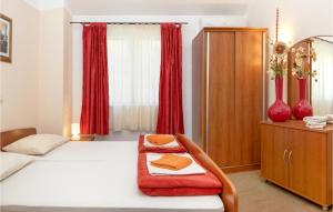 เตียงในห้องที่ Awesome Apartment In Baska Voda