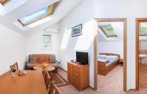 เตียงในห้องที่ Awesome Apartment In Baska Voda