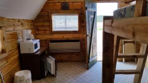 Mountain View RV Resort, Cabins & Glamping的厨房或小厨房