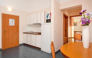 ครัวหรือมุมครัวของ Amazing Apartment In Baska Voda