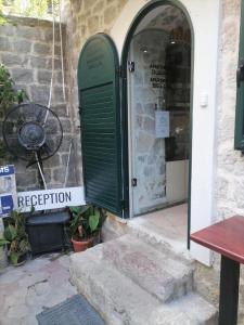 eine grüne Tür an der Seite eines Gebäudes in der Unterkunft sar 3 in Kotor + 4 Fotos