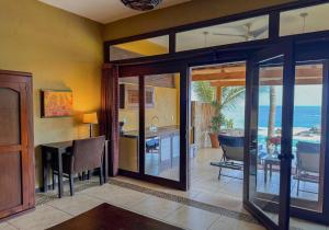 eine Küche und ein Esszimmer mit Blick auf das Meer in der Unterkunft Casa Sol in Zipolite