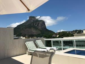 a balcony with a view of a mountain at Cobertura com linda vista da praia do Pêpe in Búzios
