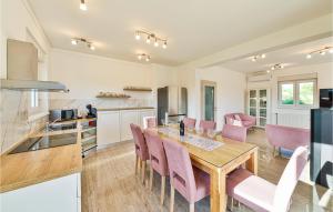 Dapur atau dapur kecil di 4 Bedroom Gorgeous Home In Gornji Muc