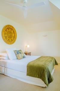 ラッセルにあるRussell Wharf House - York Street Apartmentのベッドルーム(白いベッド、緑の毛布付)