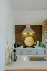 ラッセルにあるRussell Wharf House - York Street Apartmentのキッチン(シンク、木製の鉢付) +5枚の写真