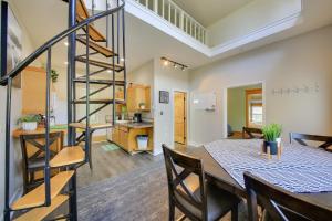 uma cozinha e sala de jantar com uma mesa e uma escada em espiral em 17 Mi to Schweitzer Mtn All-Season Retreat! em Sagle