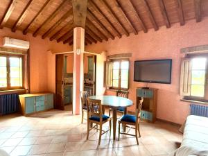 Televízia a/alebo spoločenská miestnosť v ubytovaní Bed & Breakfast Casale Gregoriano