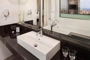 baño con 2 lavabos y espejo grande en Melia Barcelona Sky 4* Sup, en Barcelona