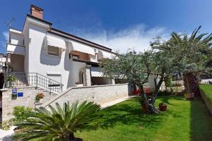 Biały dom ze schodami i dziedzińcem w obiekcie Apartments in Porec - Istrien 40311 w Poreču