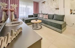 Ruang duduk di Cozy Apartment In Silo